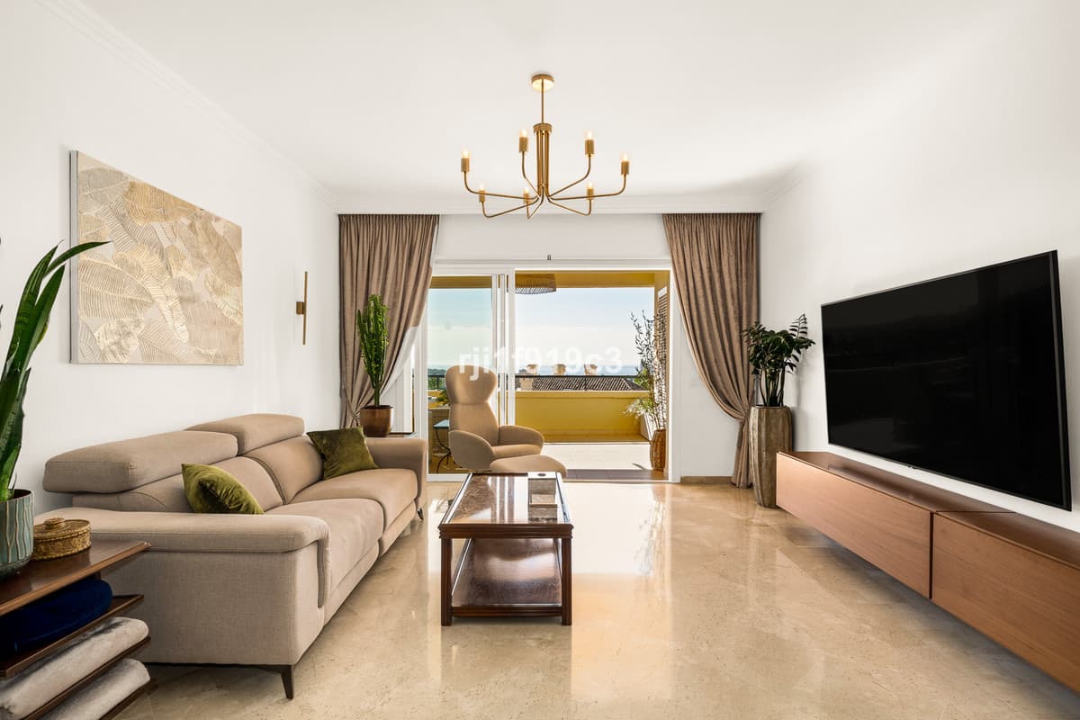 Middle Floor Apartment in Elviria — photo 3 of 10