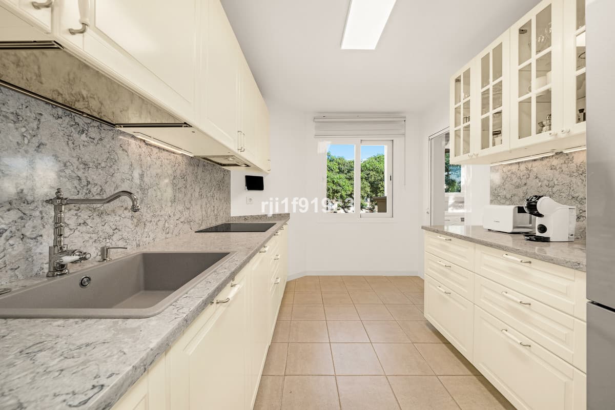 Middle Floor Apartment in Elviria — photo 4 of 10