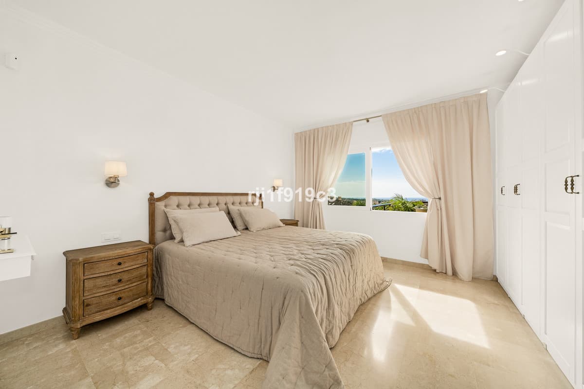 Middle Floor Apartment in Elviria — photo 5 of 10