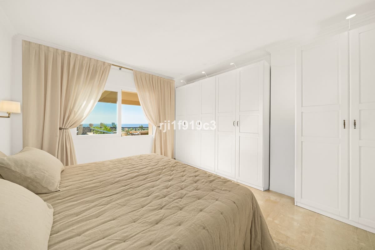 Middle Floor Apartment in Elviria — photo 6 of 10