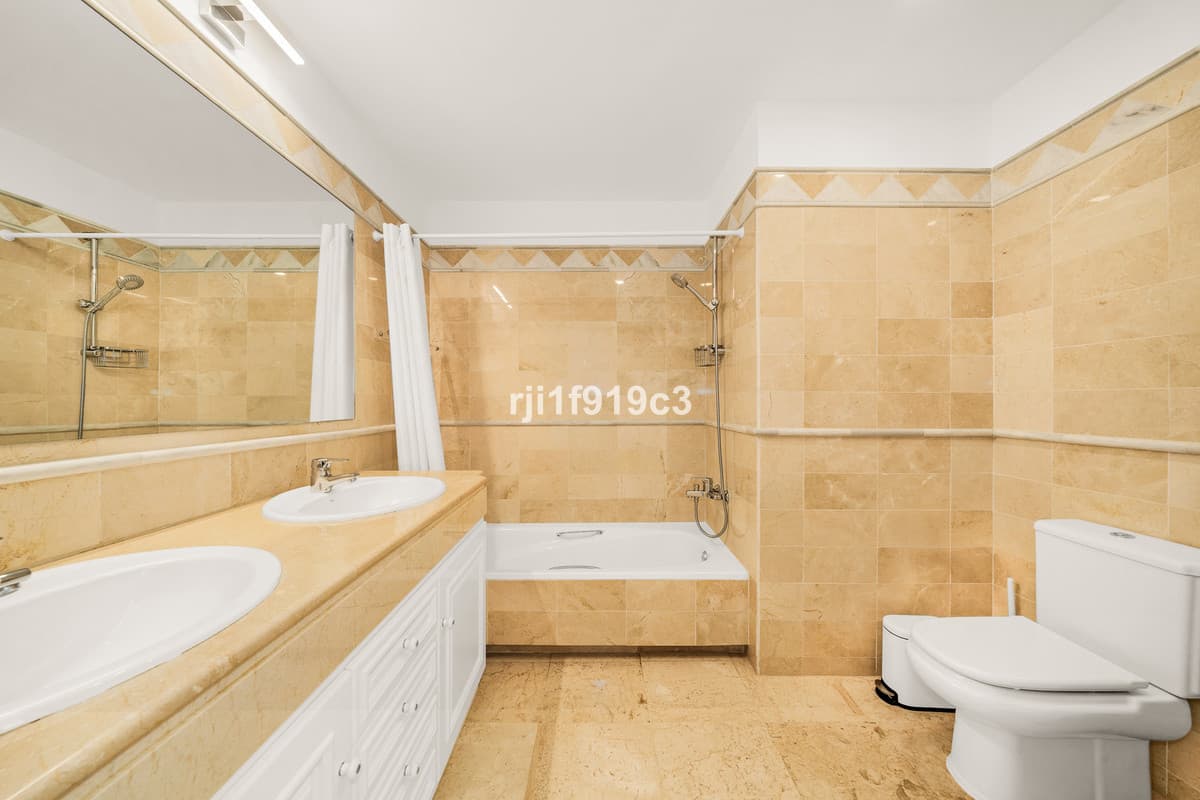 Middle Floor Apartment in Elviria — photo 7 of 10