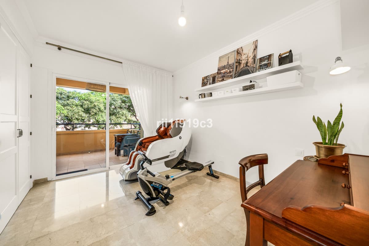Middle Floor Apartment in Elviria — photo 8 of 10