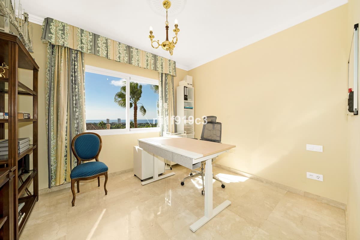 Middle Floor Apartment in Elviria — photo 9 of 10