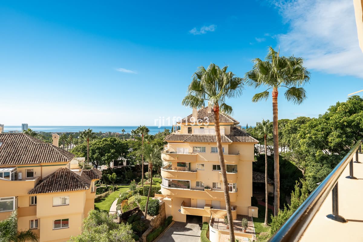 Middle Floor Apartment in Elviria — photo 10 of 10