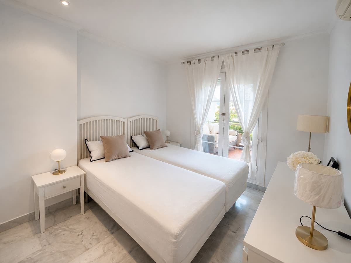 Middle Floor Apartment in Nueva Andalucía — photo 7 of 10