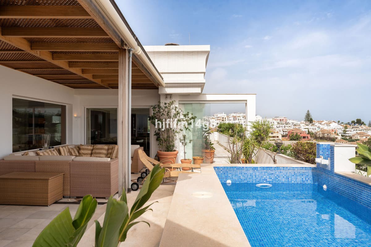 Penthouse in Nueva Andalucía — photo 1 of 10