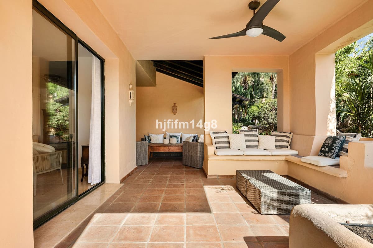 Ground Floor Apartment in Estepona — photo 3 of 10