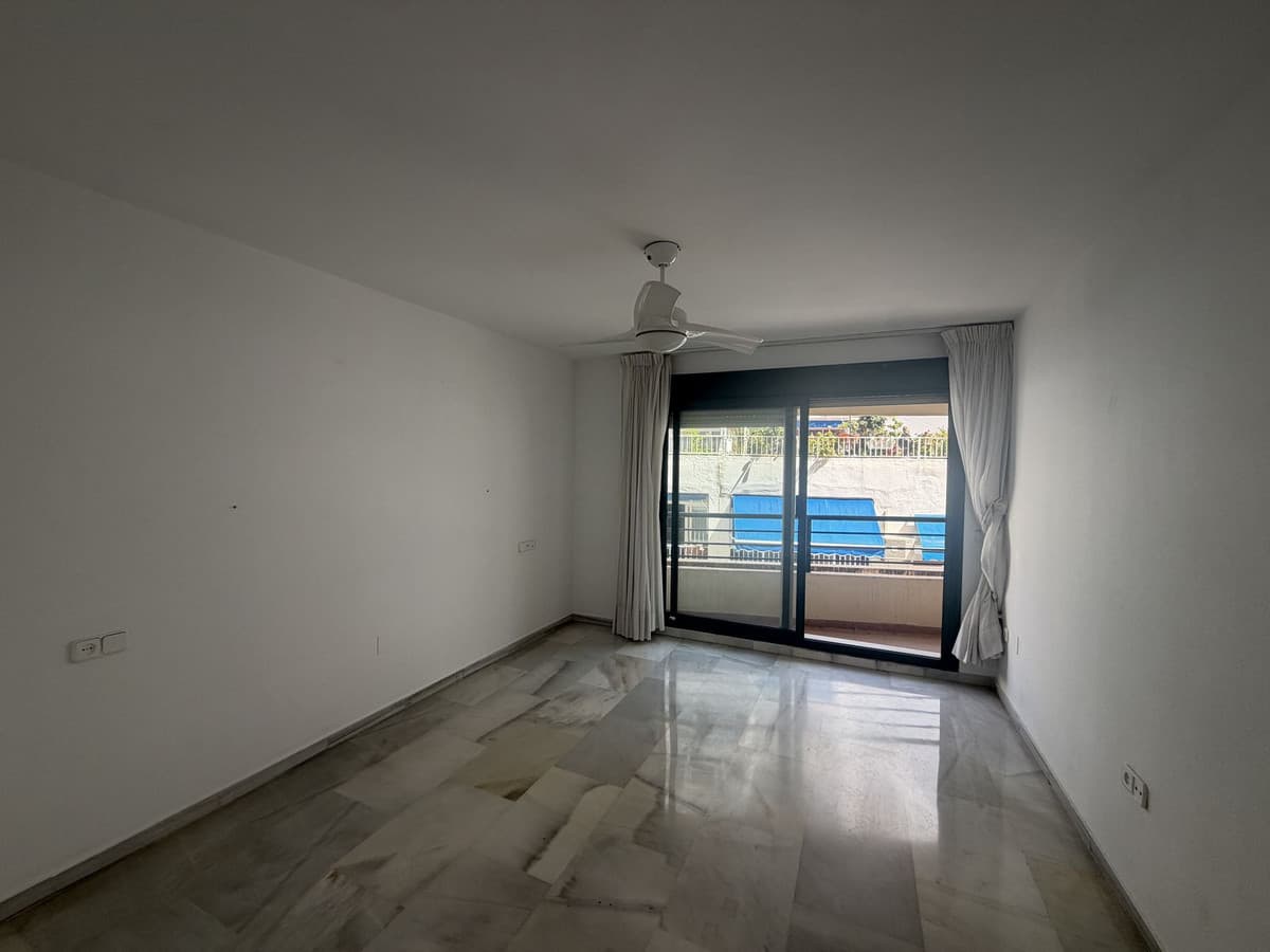 Middle Floor Apartment in Marbella — photo 1 of 10