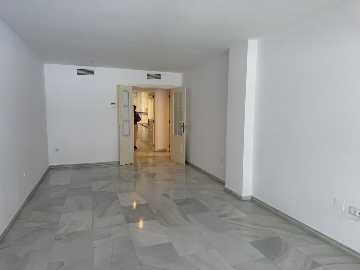 Middle Floor Apartment in Marbella — photo 3 of 10