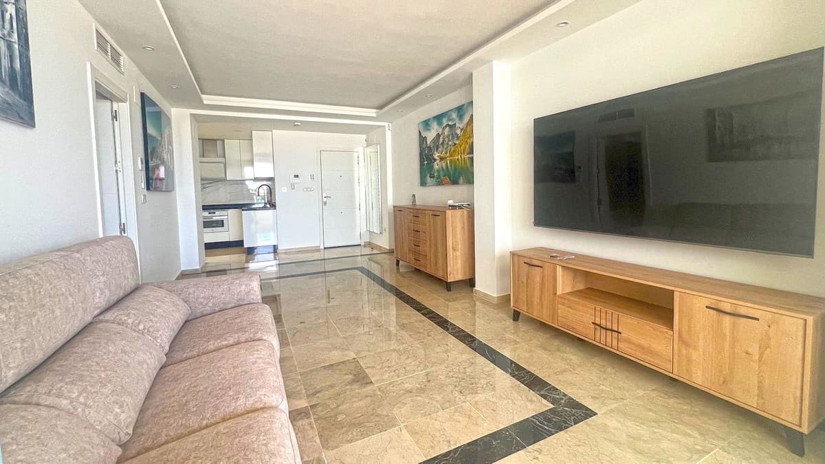 Middle Floor Apartment in Marbella — photo 3 of 10
