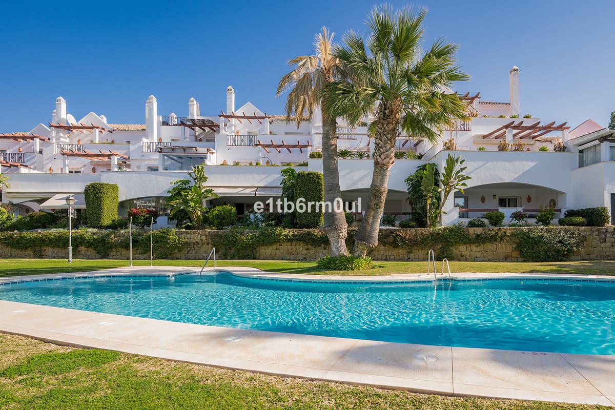 Middle Floor Apartment in Nueva Andalucía — photo 2 of 10