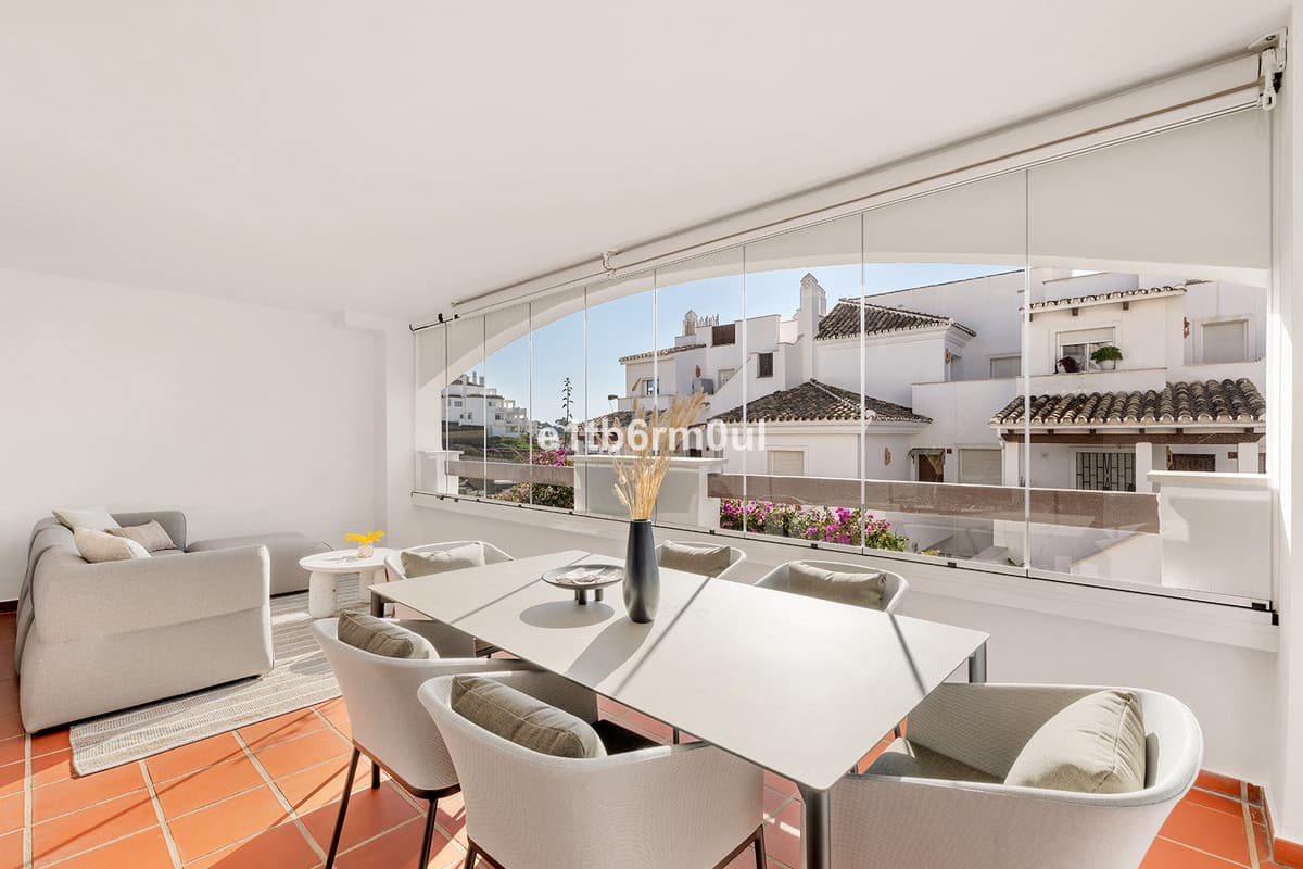 Middle Floor Apartment in Nueva Andalucía — photo 4 of 10