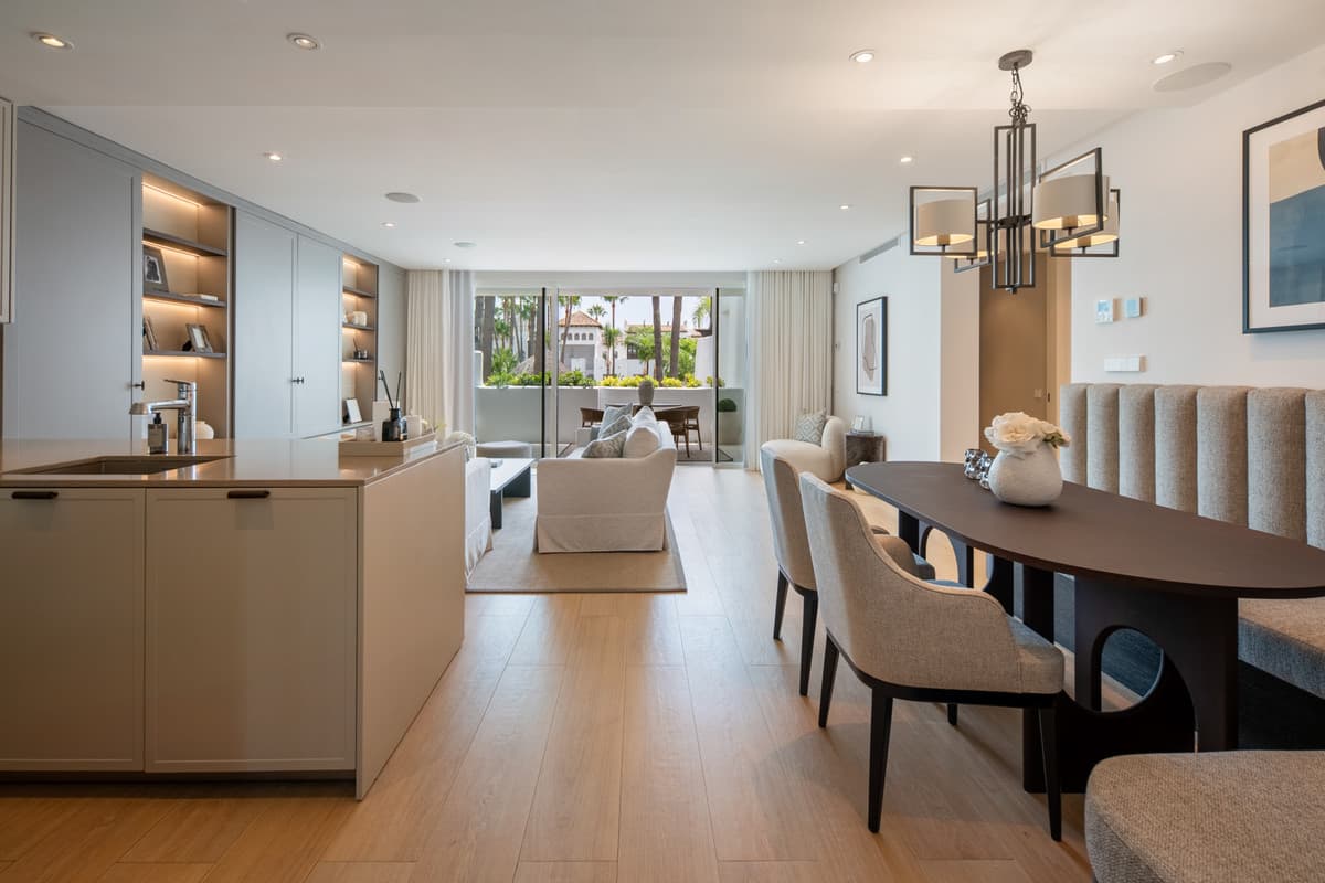 Middle Floor Apartment in The Golden Mile — photo 1 of 10