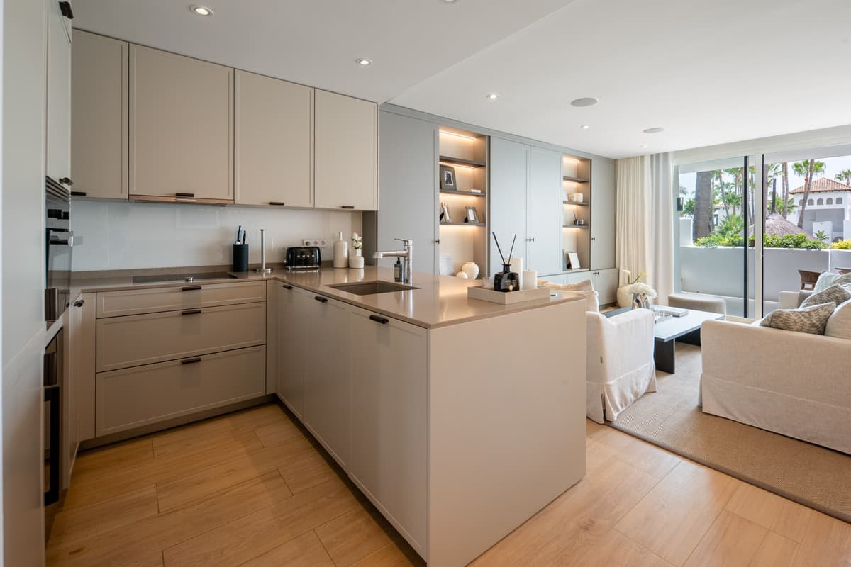 Middle Floor Apartment in The Golden Mile — photo 7 of 10