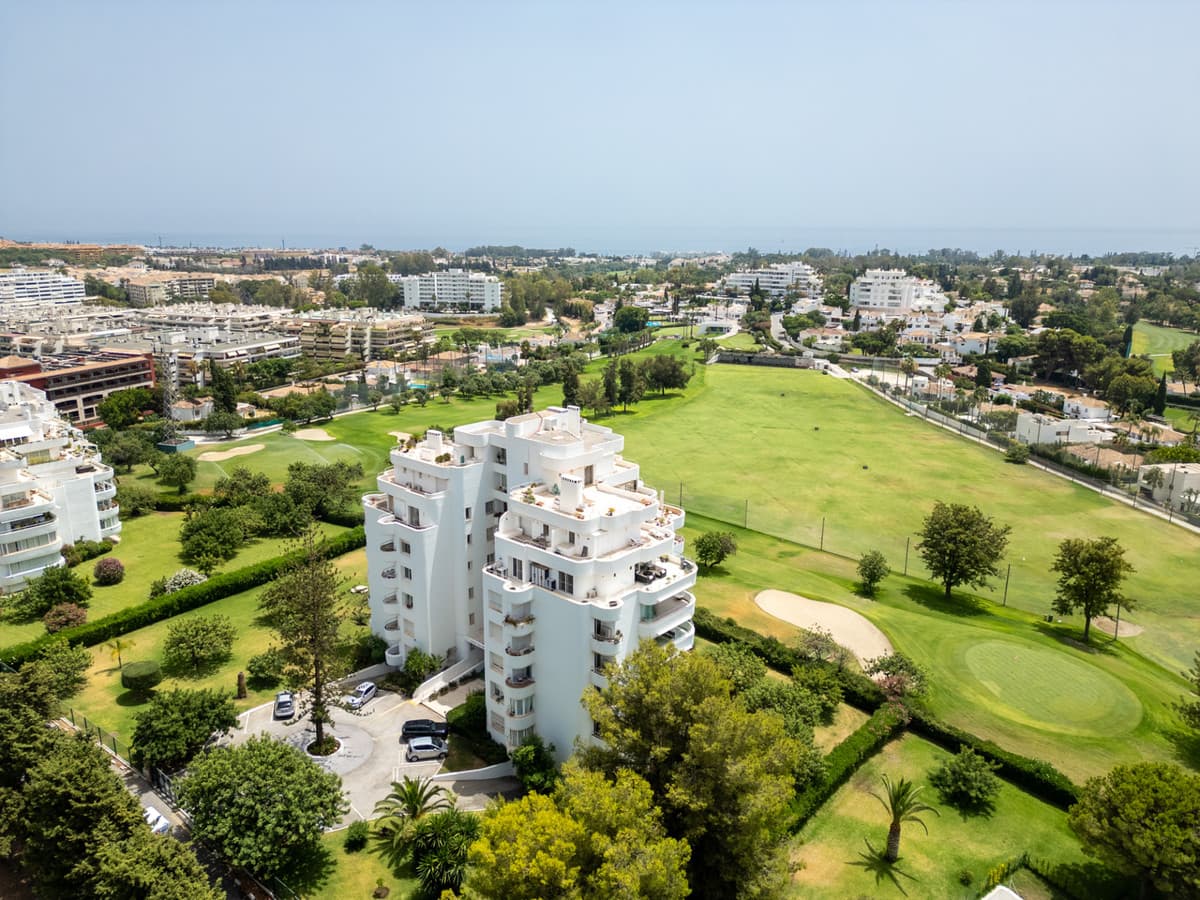 Middle Floor Apartment in Guadalmina Alta — photo 1 of 10