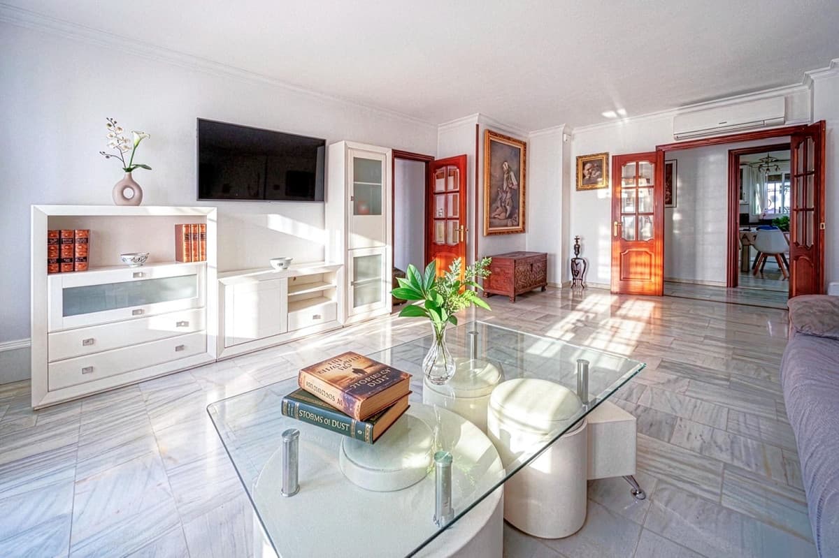 Middle Floor Apartment in Málaga — photo 1 of 10