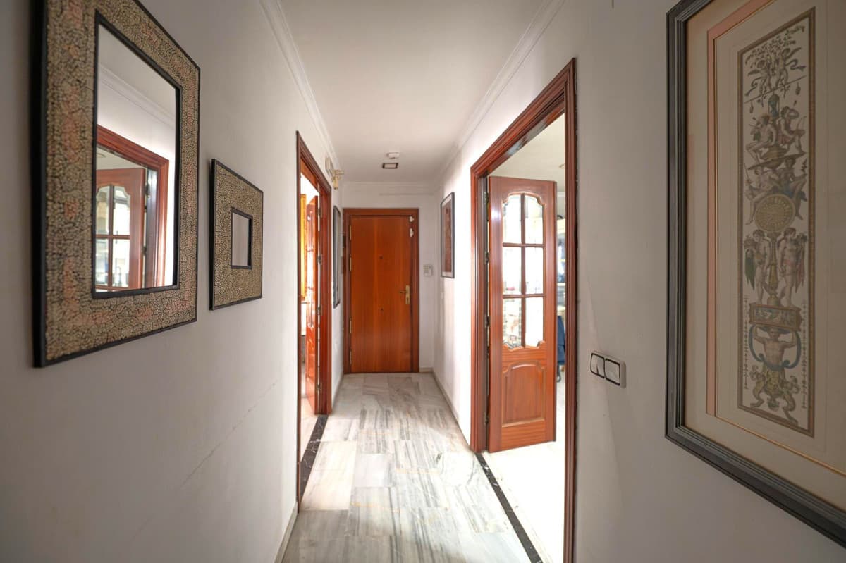 Middle Floor Apartment in Málaga — photo 2 of 10
