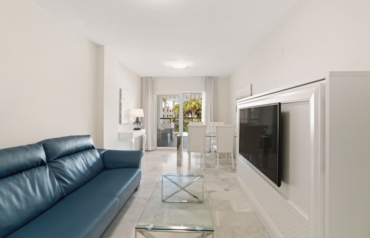 Middle Floor Apartment in Calahonda — photo 2 of 10