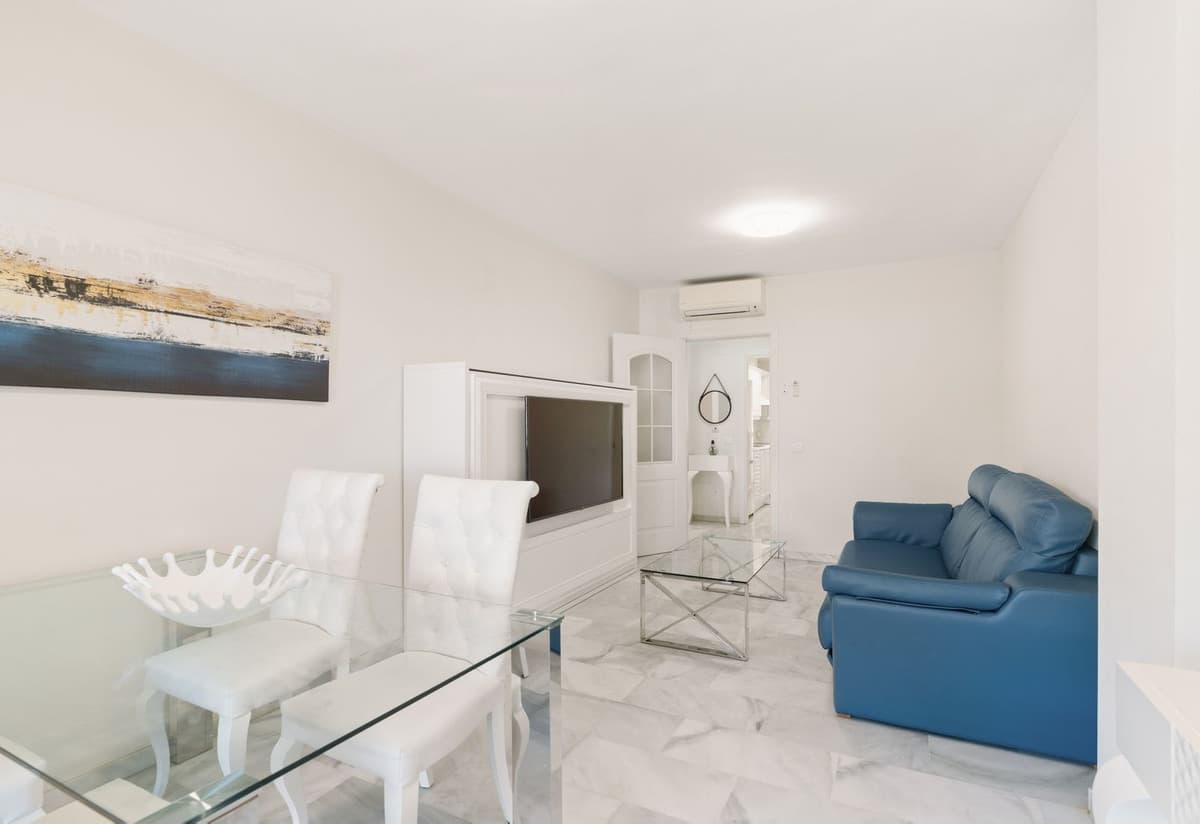 Middle Floor Apartment in Calahonda — photo 3 of 10