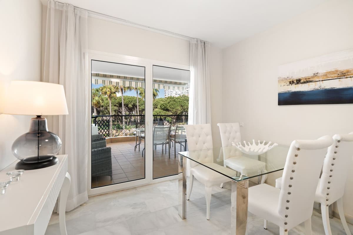 Middle Floor Apartment in Calahonda — photo 4 of 10