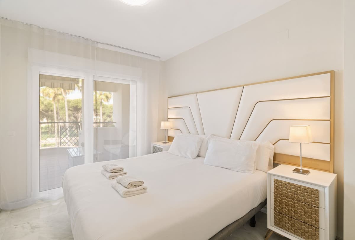 Middle Floor Apartment in Calahonda — photo 8 of 10