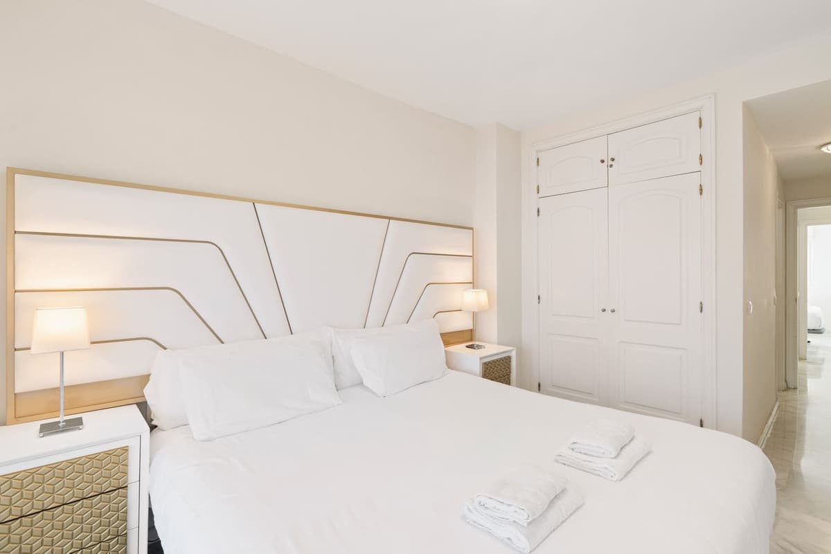 Middle Floor Apartment in Calahonda — photo 9 of 10