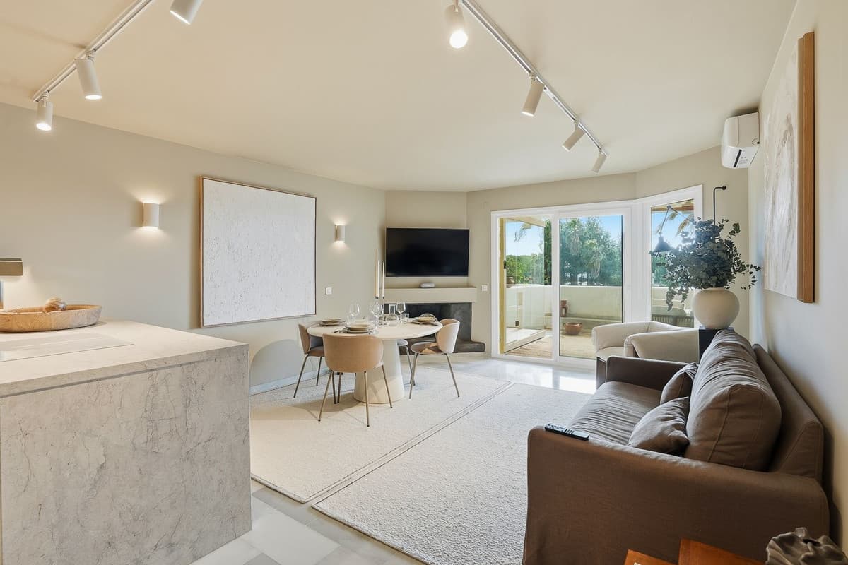 Middle Floor Apartment in Calahonda — photo 2 of 10