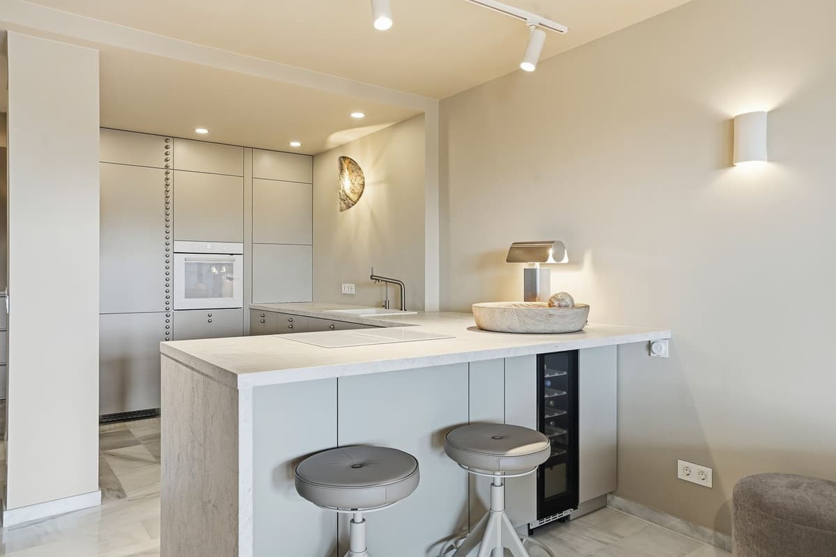 Middle Floor Apartment in Calahonda — photo 3 of 10