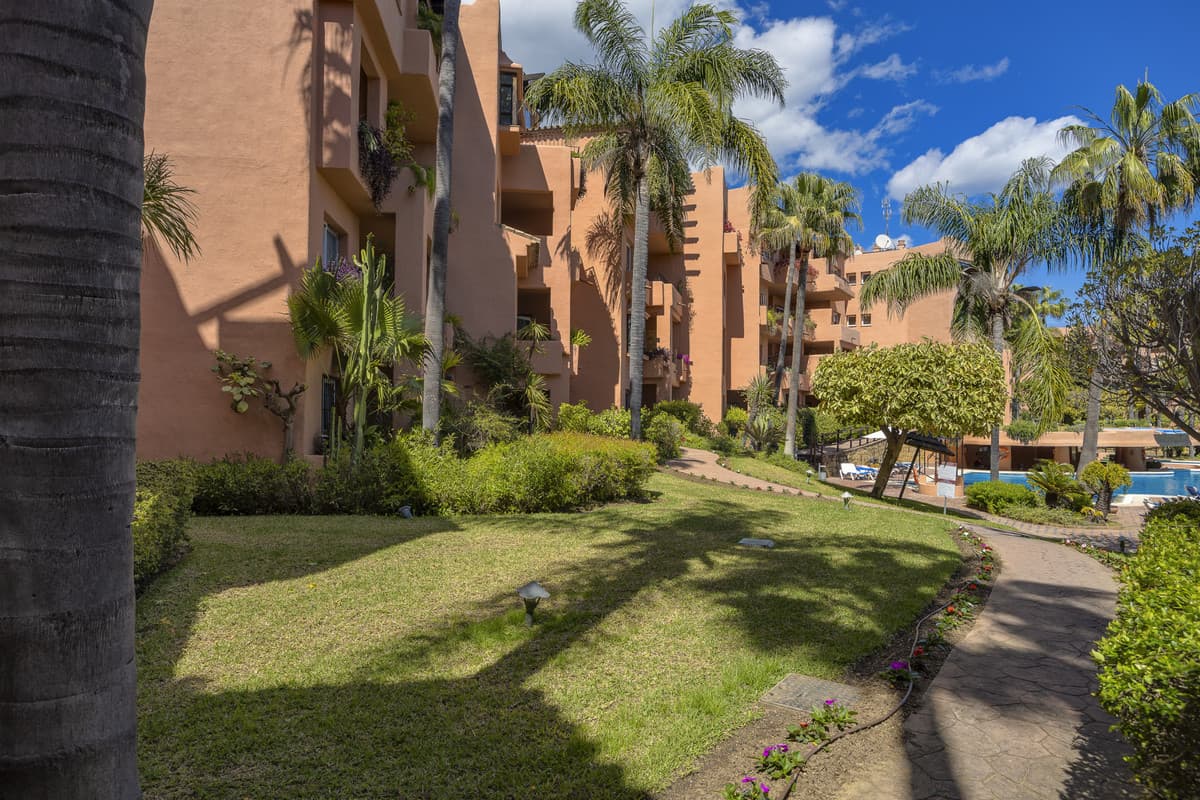 Middle Floor Apartment in The Golden Mile — photo 1 of 10