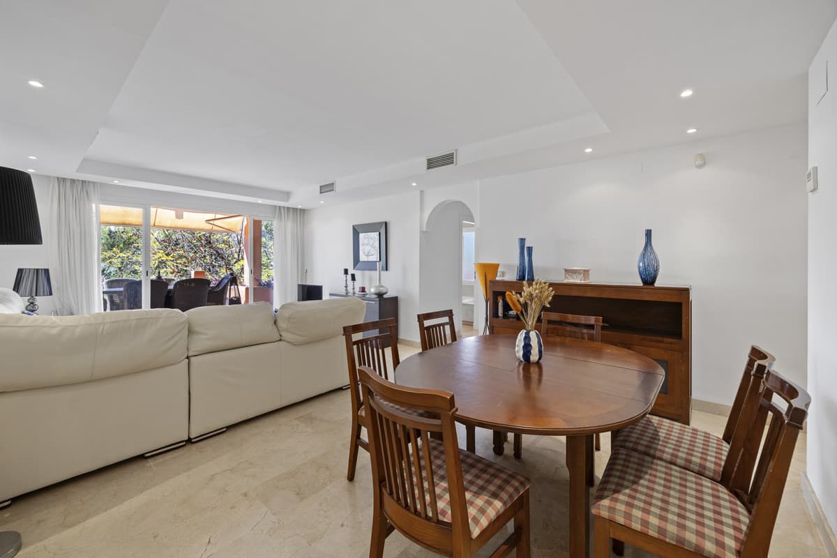 Middle Floor Apartment in The Golden Mile — photo 9 of 10