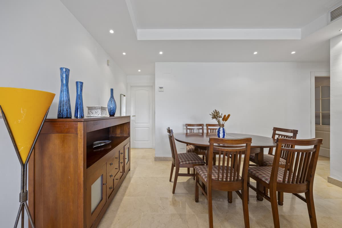 Middle Floor Apartment in The Golden Mile — photo 10 of 10