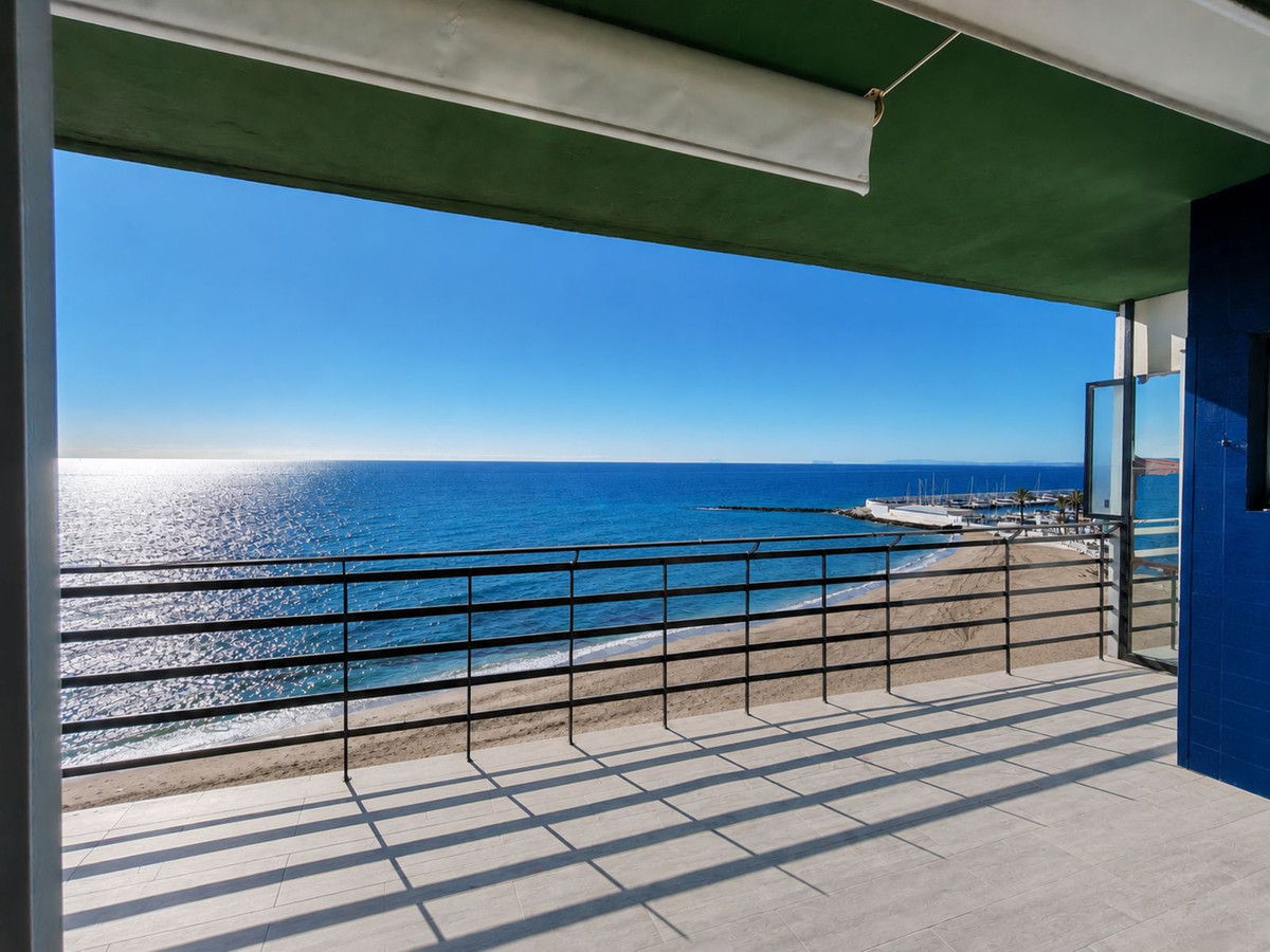 Middle Floor Apartment in Marbella — photo 3 of 10