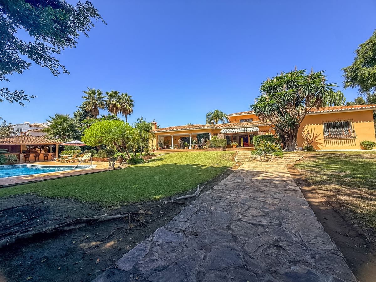 Detached Villa in El Paraiso — photo 2 of 10