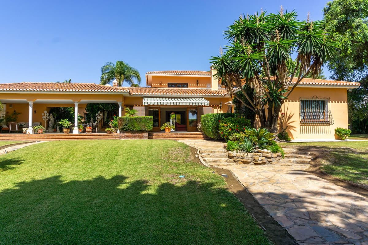 Detached Villa in El Paraiso — photo 3 of 10