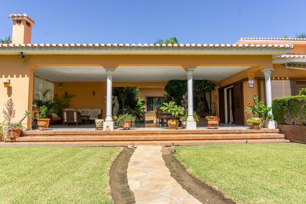 Detached Villa in El Paraiso — photo 5 of 10