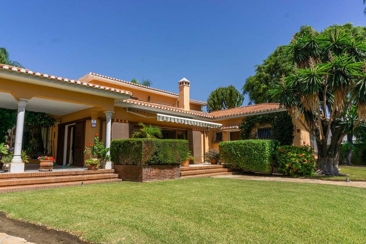 Detached Villa in El Paraiso — photo 10 of 10