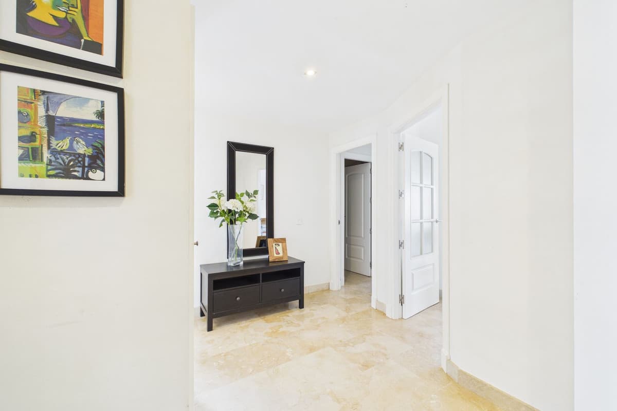 Middle Floor Apartment in La Alcaidesa — photo 8 of 10
