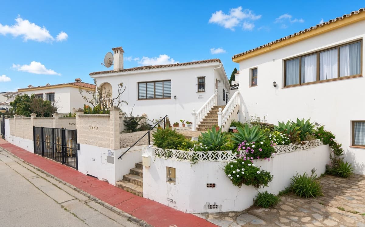 Detached Villa in La Duquesa — photo 1 of 10