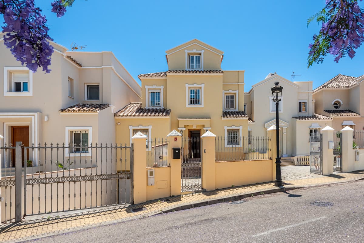 Detached Villa in Estepona — photo 1 of 10