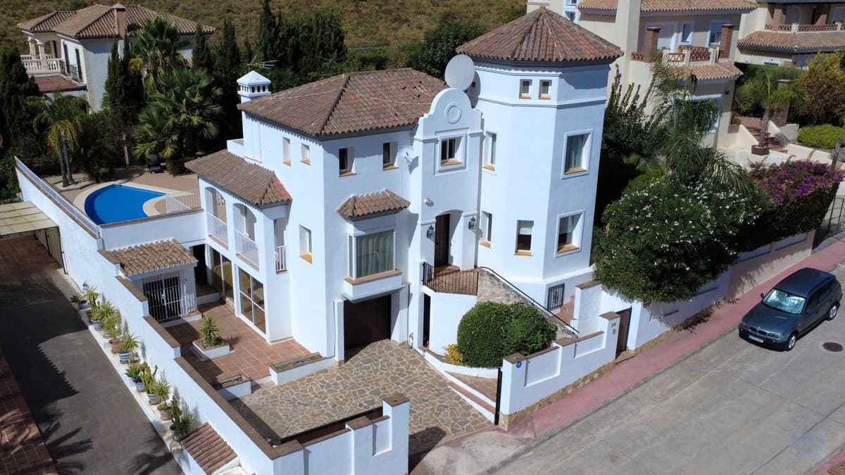 Detached Villa in Coín — photo 1 of 10
