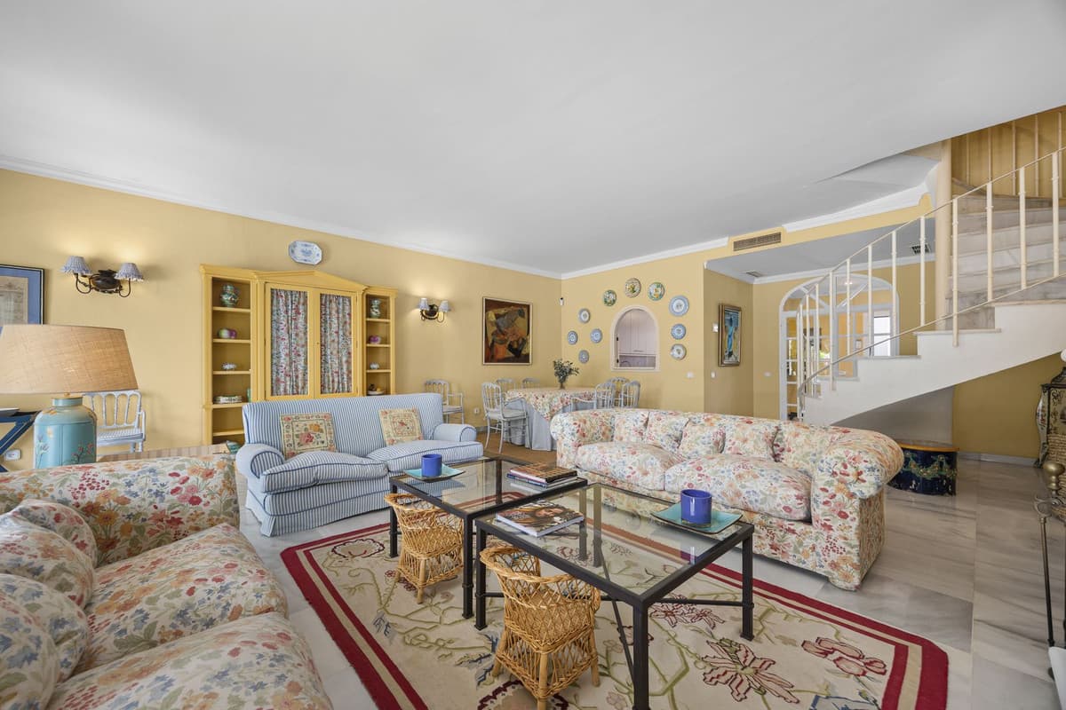 Townhouse in La Quinta — photo 2 of 10