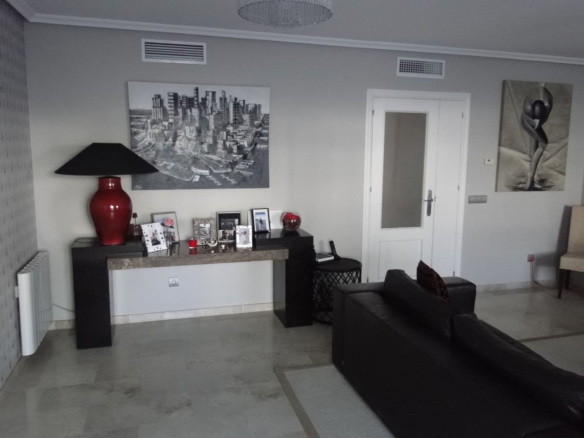 Townhouse in Bel Air — photo 2 of 10