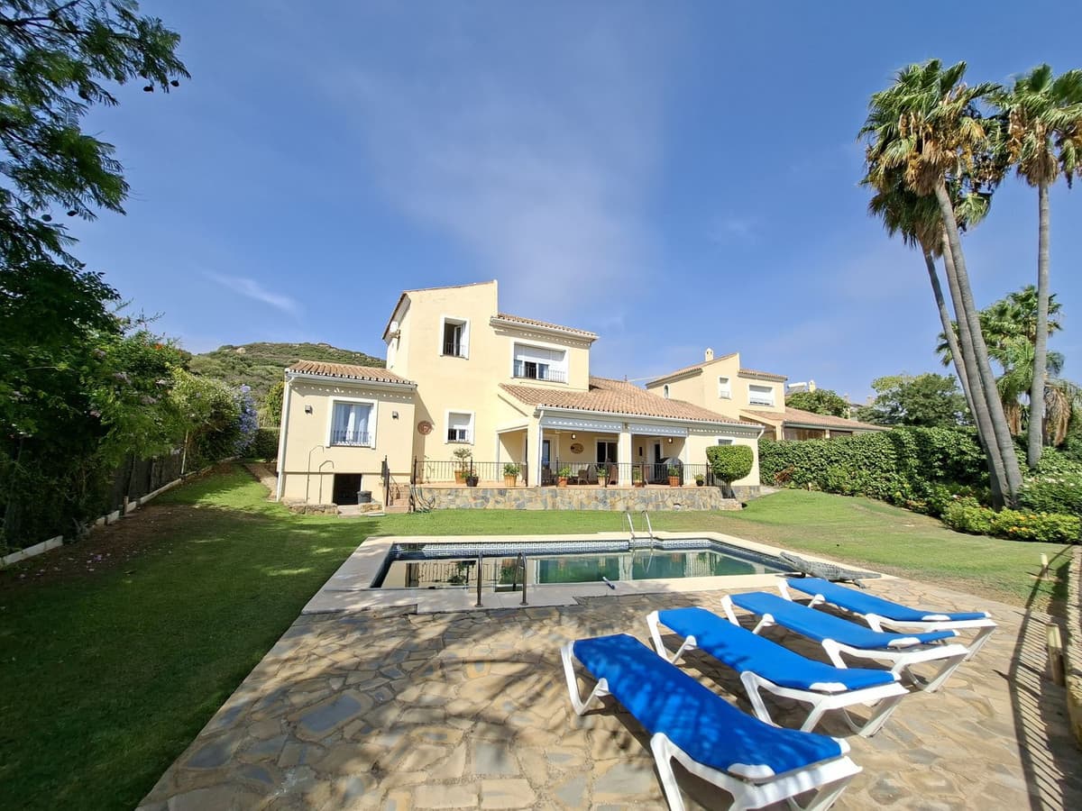 Detached Villa in La Duquesa — photo 2 of 10
