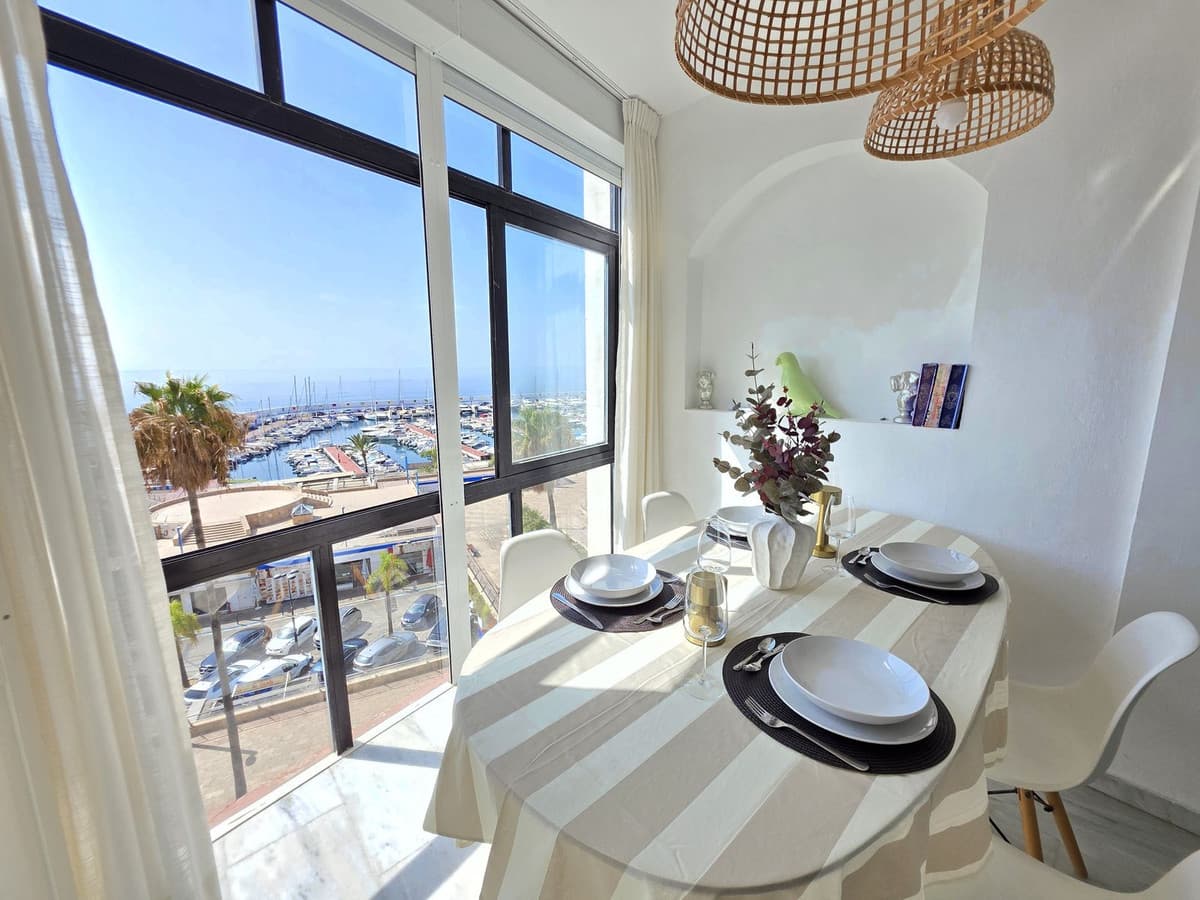 Middle Floor Apartment in Marbella — photo 1 of 10