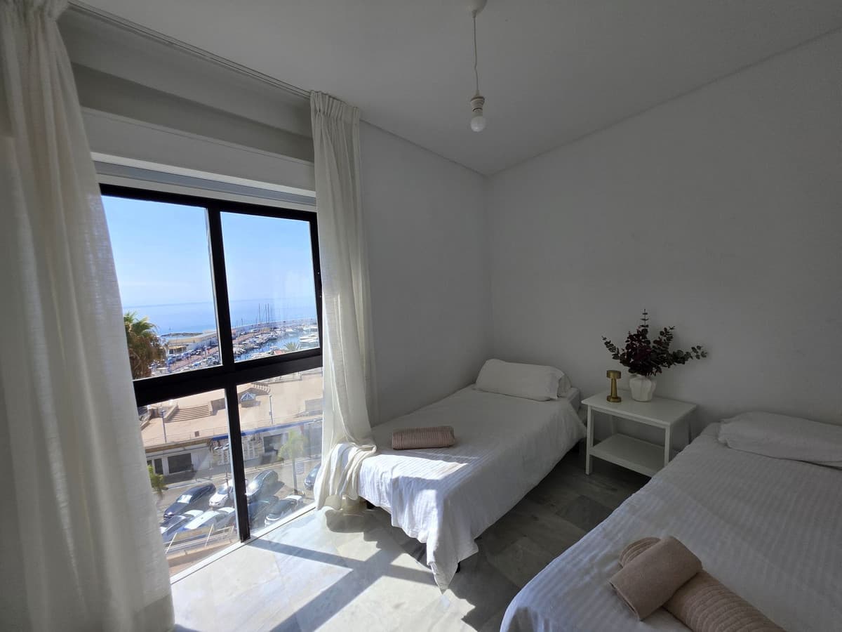 Middle Floor Apartment in Marbella — photo 3 of 10