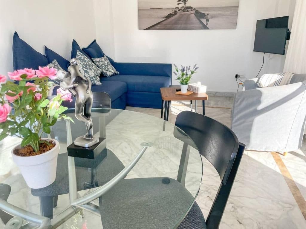 Middle Floor Apartment in Marbella — photo 3 of 10