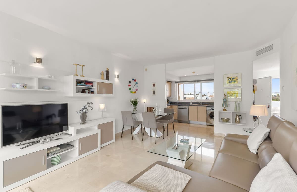 Middle Floor Apartment in Miraflores — photo 3 of 10