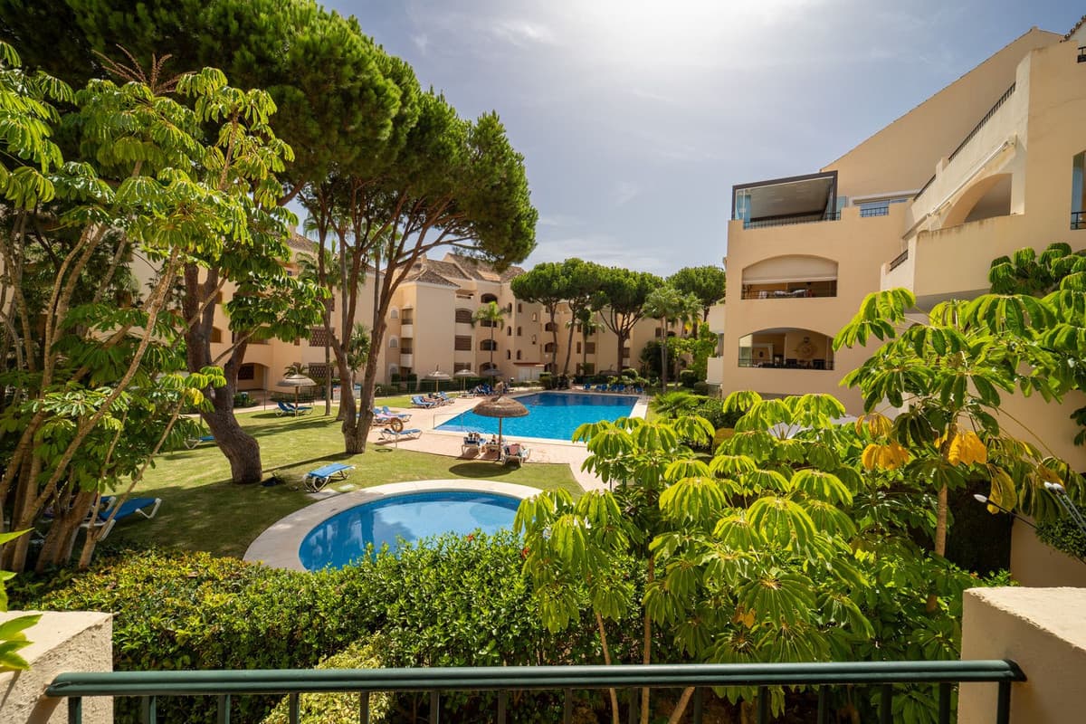 Middle Floor Apartment in Elviria — photo 2 of 10