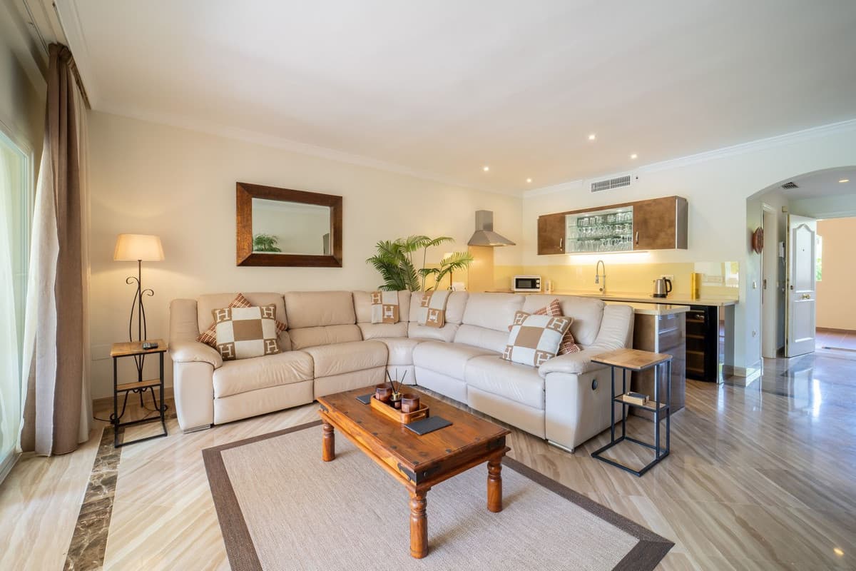 Middle Floor Apartment in Elviria — photo 3 of 10