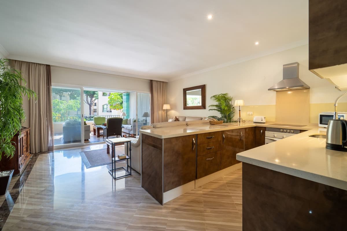 Middle Floor Apartment in Elviria — photo 4 of 10